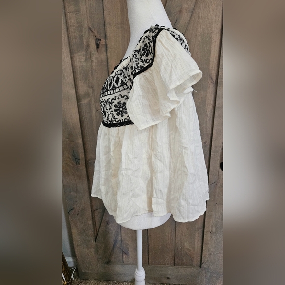 AMERICAN EAGLE Boho Chic cotton embroidered swing top. Ivory/black. Size Medium - Picture 7 of 12